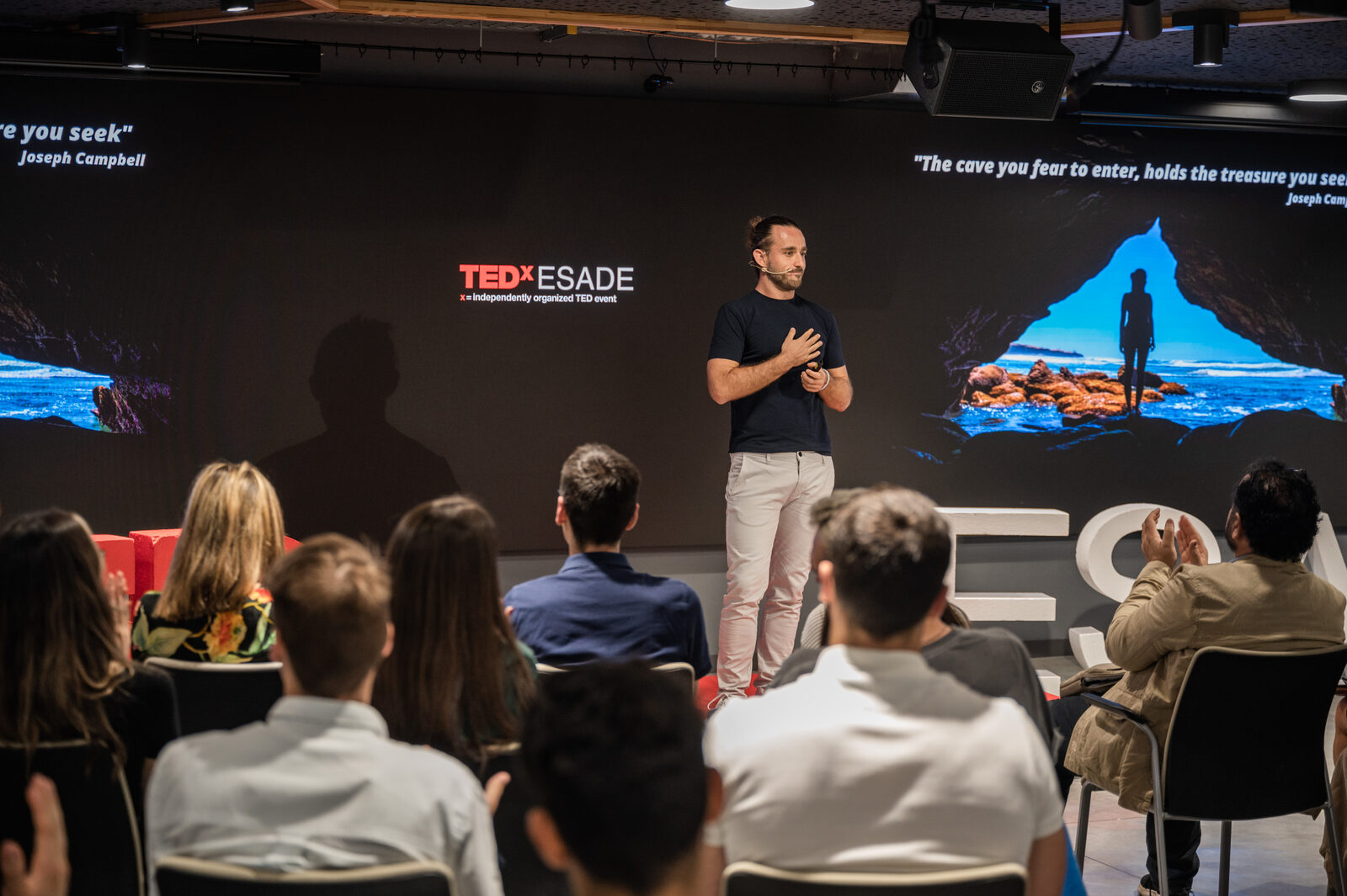 Alex Dakov en el escenario de TEDx ESADE